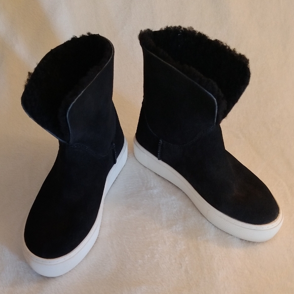 UGG Shoes - UGG Lynus Sheepskin Suede Fleece Ankle Sneaker Boots 1123692 Women's 5.5 Read